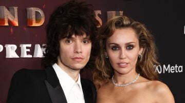 Miley Cyrus y su prometido Maxx Morando