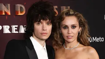 Miley Cyrus y su prometido Maxx Morando Miley Cyrus y su prometido Maxx Morando