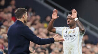 El saludo entre Xabi Alonso y Vin&iacute;cius en San Mam&eacute;s