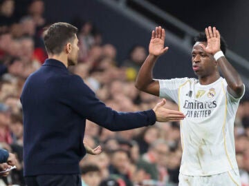 El saludo entre Xabi Alonso y Vinícius en San Mamés