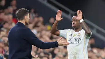 El saludo entre Xabi Alonso y Vinícius en San Mamés El saludo entre Xabi Alonso y Vinícius en San Mamés