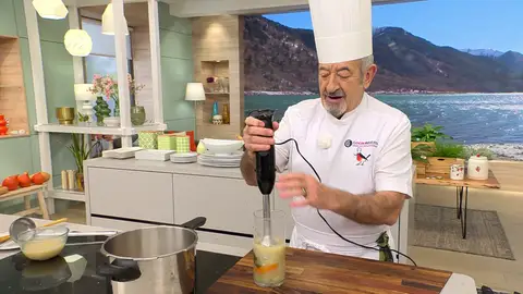 Tritura las verduras con una batidora eléctrica Tritura las verduras con una batidora eléctrica