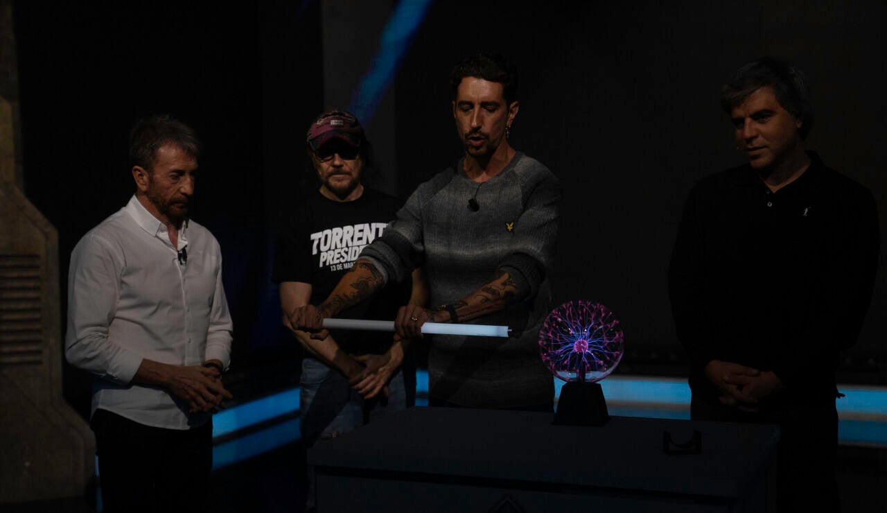 Marron convierte un fluorescente en una espada l&aacute;ser: &iexcl;al estilo de La guerra de las galaxias!