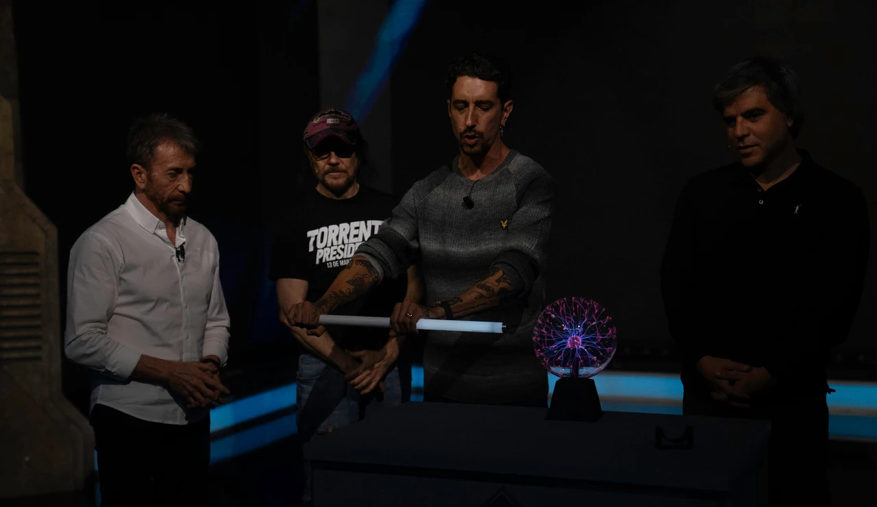 Marron convierte un fluorescente en una espada láser: ¡al estilo de La guerra de las galaxias!