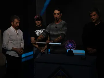 Marron convierte un fluorescente en una espada láser: ¡al estilo de La guerra de las galaxias! Marron convierte un fluorescente en una espada láser: ¡al estilo de La guerra de las galaxias!