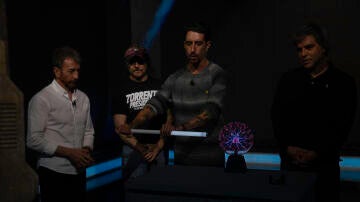 Marron convierte un fluorescente en una espada láser: ¡al estilo de La guerra de las galaxias! Marron convierte un fluorescente en una espada láser: ¡al estilo de La guerra de las galaxias!