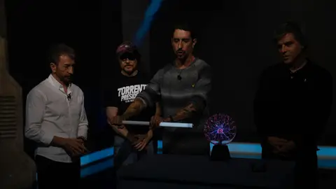 Marron convierte un fluorescente en una espada láser: ¡al estilo de La guerra de las galaxias! Marron convierte un fluorescente en una espada láser: ¡al estilo de La guerra de las galaxias!