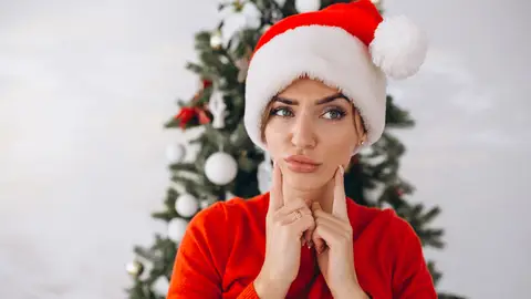 Una mujer en Navidad con cara de duda Una mujer en Navidad con cara de duda