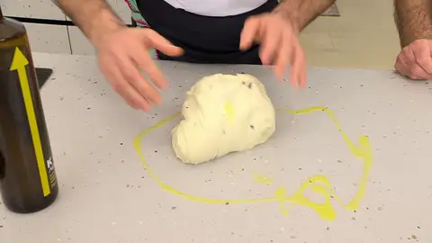 Vierte un poco de aceite a la encimera, unta la masa con el aceite Vierte un poco de aceite a la encimera, unta la masa con el aceite