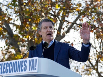 El l&iacute;der del PP, Alberto N&uacute;&ntilde;ez Feij&oacute;o, ofrece un discurso durante la concentraci&oacute;n contra el Gobierno de Pedro S&aacute;nchez