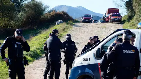 La UME y la Policía buscan los cuerpos de una mujer y de su bebé que desaparecieron en el año 1987 La UME y la Policía buscan los cuerpos de una mujer y de su bebé que desaparecieron en el año 1987