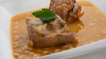 Potaje de alubias blancas con cuello de cordero, de Arguiñano: "Lo prometido es deuda, un platazo en 25 minutos"
