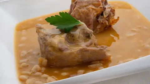 Potaje de alubias blancas con cuello de cordero, de Arguiñano: "Lo prometido es deuda, un platazo en 25 minutos" Potaje de alubias blancas con cuello de cordero, de Arguiñano: "Lo prometido es deuda, un platazo en 25 minutos"