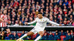 Mbapp&eacute; chuta a puerta en el primer gol del Madrid