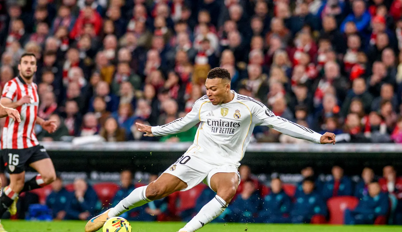 Mbappé chuta a puerta en el primer gol del Madrid