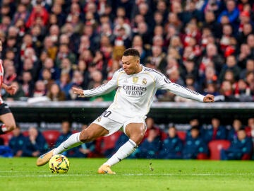 Mbappé chuta a puerta en el primer gol del Madrid