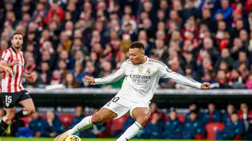 Mbappé chuta a puerta en el primer gol del Madrid Mbappé chuta a puerta en el primer gol del Madrid