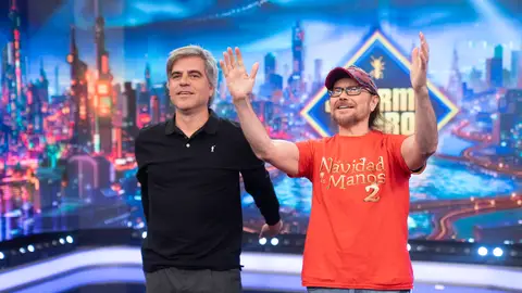 El insólito motivo por el que Santiago Segura acabado subido a la mesa de El Hormiguero El insólito motivo por el que Santiago Segura acabado subido a la mesa de El Hormiguero