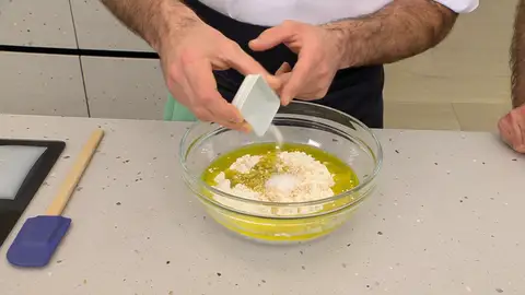 Mezcla los ingredientes hasta que desaparezca la harina Mezcla los ingredientes hasta que desaparezca la harina