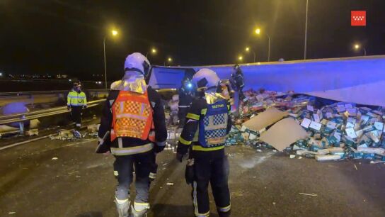 Tres accidentes en la M-50 dejan un muerto y cerca de 20 toneladas de cerveza esparcidas en la autov&iacute;a