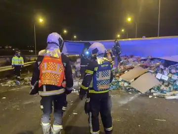 Tres accidentes en la M-50 dejan un muerto y cerca de 20 toneladas de cerveza esparcidas en la autovía Tres accidentes en la M-50 dejan un muerto y cerca de 20 toneladas de cerveza esparcidas en la autovía