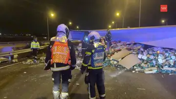Tres accidentes en la M-50 dejan un muerto y cerca de 20 toneladas de cerveza esparcidas en la autovía Tres accidentes en la M-50 dejan un muerto y cerca de 20 toneladas de cerveza esparcidas en la autovía
