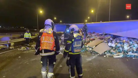 Tres accidentes en la M-50 dejan un muerto y cerca de 20 toneladas de cerveza esparcidas en la autovía Tres accidentes en la M-50 dejan un muerto y cerca de 20 toneladas de cerveza esparcidas en la autovía