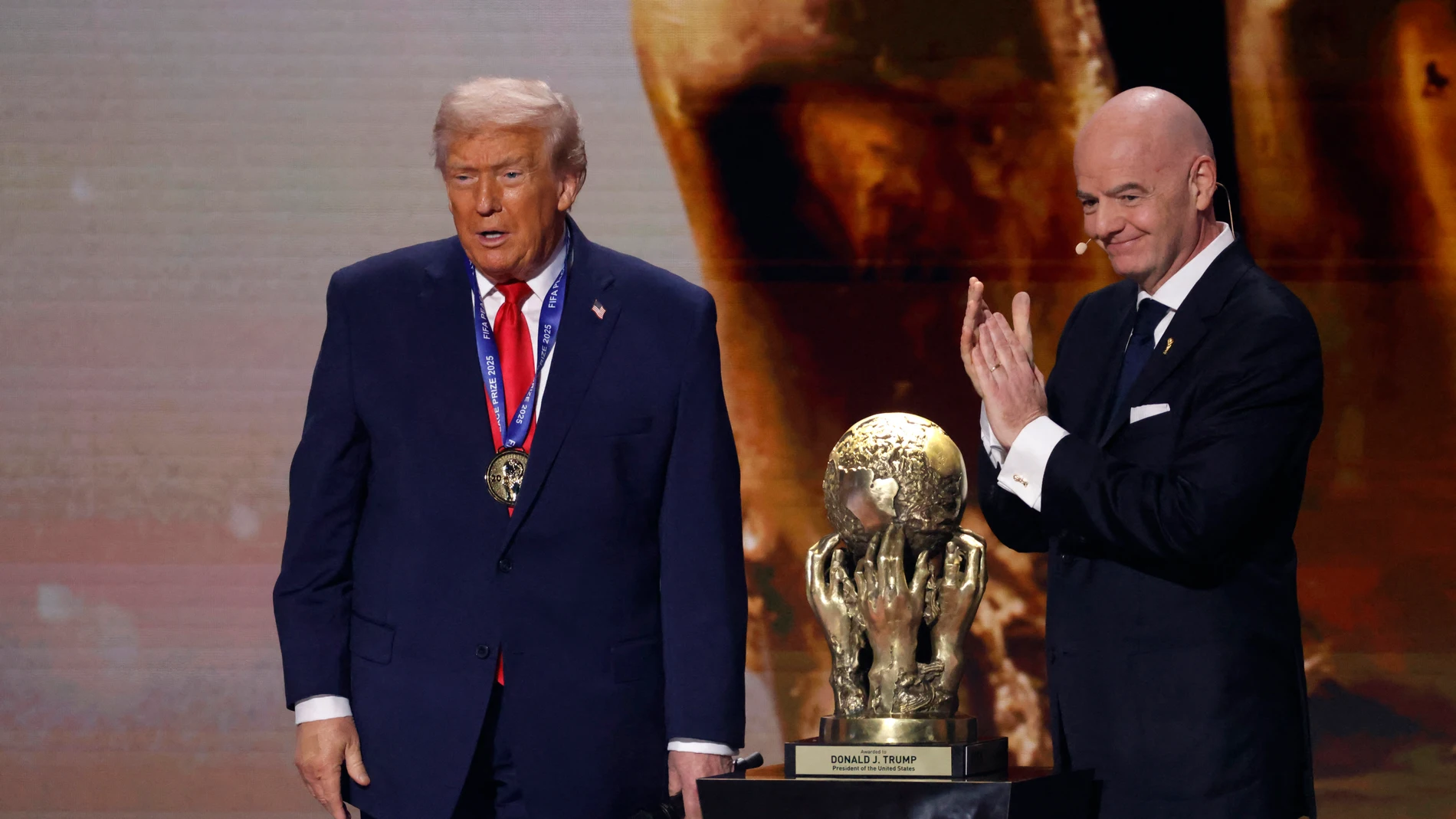 Donald Trump recibe el premio FIFA de la Paz Donald Trump recibe el premio FIFA de la Paz