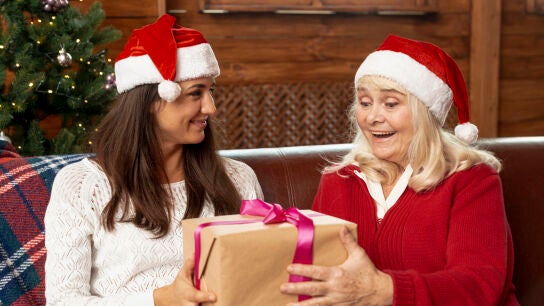Hija dando un regalo de Navidad a su madre