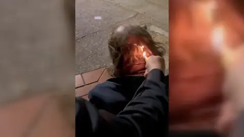 Habla el hombre sin hogar humillado y quemado por dos menores en Sevilla: "Sabían muy bien lo que estaban haciendo" Habla el hombre sin hogar humillado y quemado por dos menores en Sevilla: "Sabían muy bien lo que estaban haciendo"