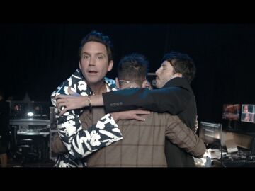 El abrazo entre los cuatro coaches