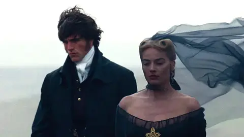 Jacob Elordi y Margot Robbie en Cumbres Borrascosas Jacob Elordi y Margot Robbie en Cumbres Borrascosas