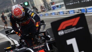 Max Verstappen se baja del Red Bull tras firmar la pole en Yas Maria