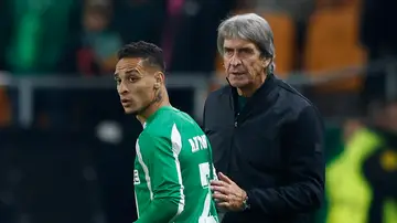 Pellegrini da indicaciones a Antony en un partido Pellegrini da indicaciones a Antony en un partido