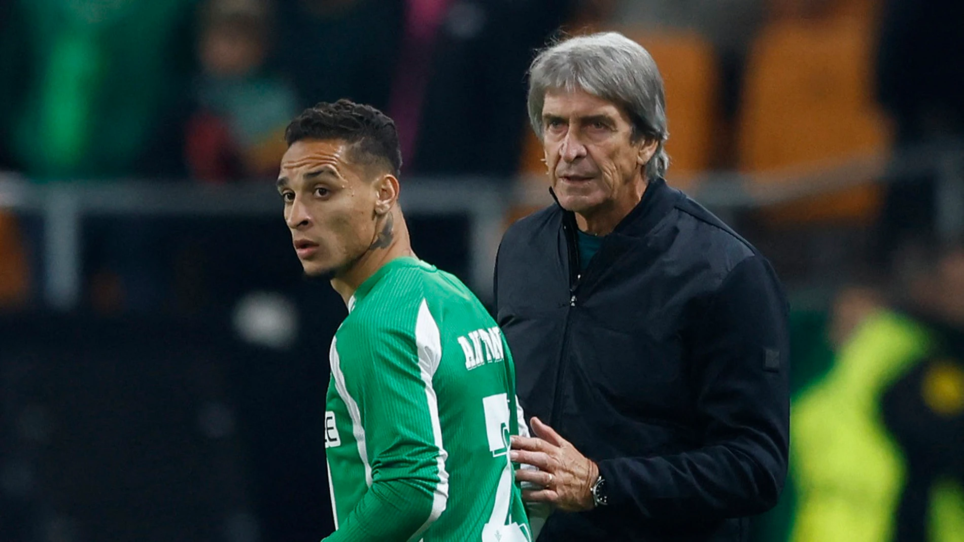 Pellegrini da indicaciones a Antony en un partido Pellegrini da indicaciones a Antony en un partido