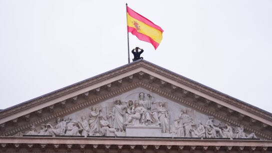 Un miembro de las fuerzas de seguridad del Estado sobre el frontispicio del Congreso vigila los alrededores de la C&aacute;mara
