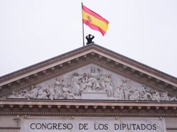 Un miembro de las fuerzas de seguridad del Estado sobre el frontispicio del Congreso vigila los alrededores de la C&aacute;mara