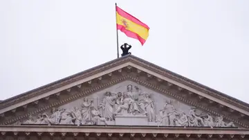 Un miembro de las fuerzas de seguridad del Estado sobre el frontispicio del Congreso vigila los alrededores de la Cámara Un miembro de las fuerzas de seguridad del Estado sobre el frontispicio del Congreso vigila los alrededores de la Cámara