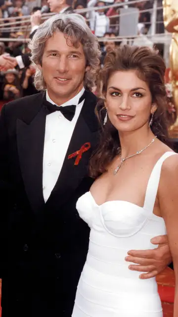 Richard Gere y su entonces esposa Cindy Crawford en los Oscar de 1993 Richard Gere y su entonces esposa Cindy Crawford en los Oscar de 1993