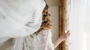 Una novia acaba en silla de ruedas tras caer desde la ventana del hotel en su noche de bodas Una novia acaba en silla de ruedas tras caer desde la ventana del hotel en su noche de bodas