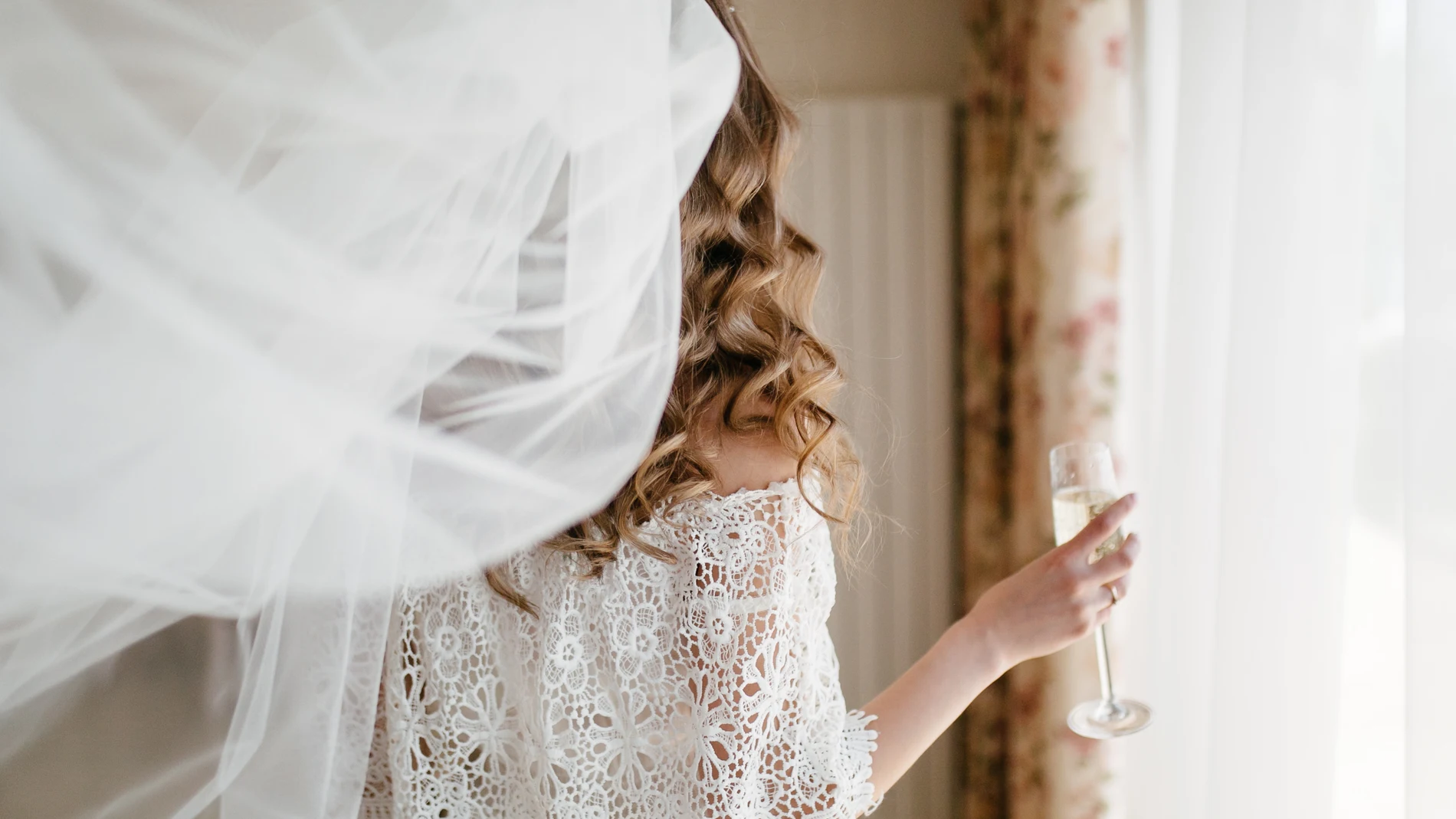 Una novia acaba en silla de ruedas tras caer desde la ventana del hotel en su noche de bodas Una novia acaba en silla de ruedas tras caer desde la ventana del hotel en su noche de bodas