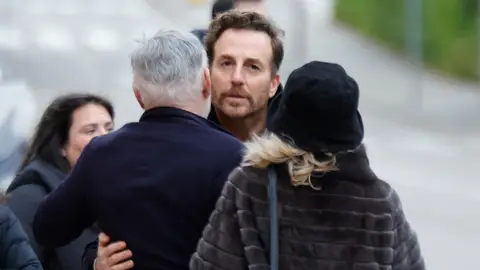 Raúl Prieto y Joaquín Torres, abrazados en el funeral de Juan Torres Piñón Raúl Prieto y Joaquín Torres, abrazados en el funeral de Juan Torres Piñón