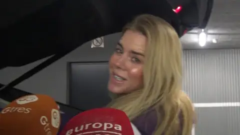 Amelia Bono respondiendo a la prensa Amelia Bono respondiendo a la prensa