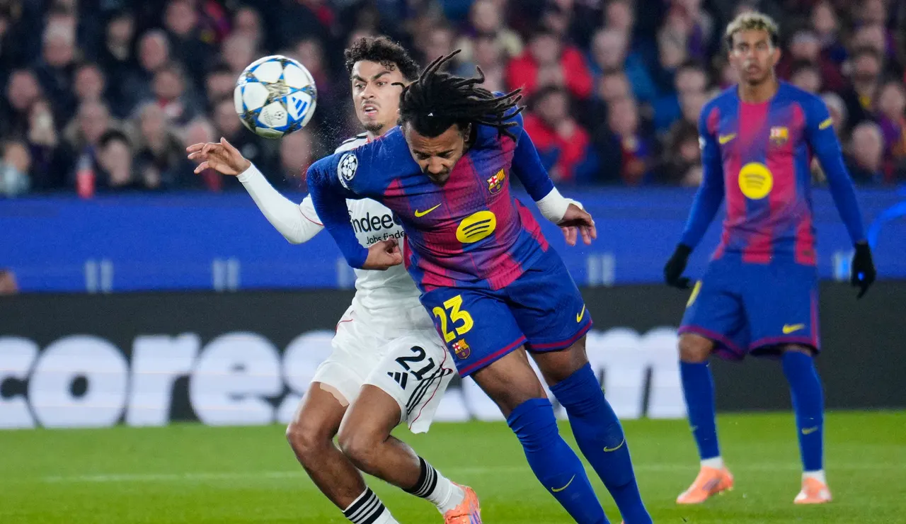 Koundé marca al Eintracht en el Camp Nou