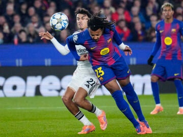 Koundé marca al Eintracht en el Camp Nou 