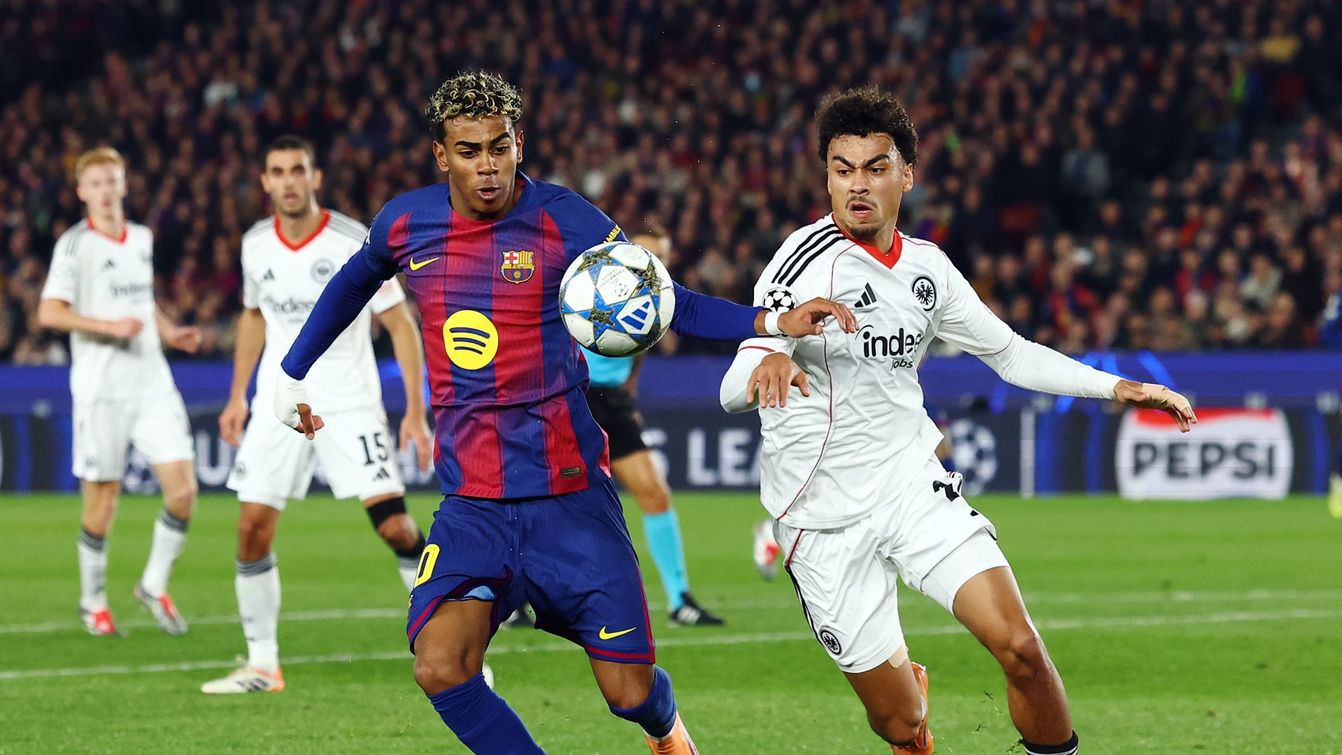 Lamine Yamal en el partido contra el Eintracht Lamine Yamal en el partido contra el Eintracht