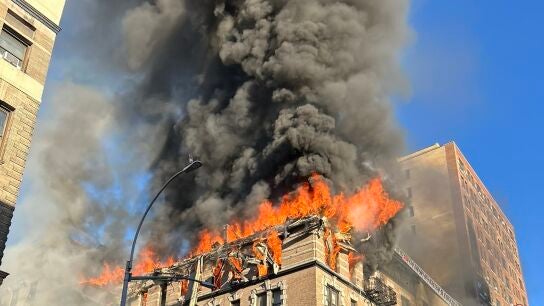 Fotograf&iacute;a divulgada por el Departamento de Bomberos de Nueva York (FDNY) donde aparecen bomberos controlando un incendio este martes, en Nueva York (Estados Unidos)