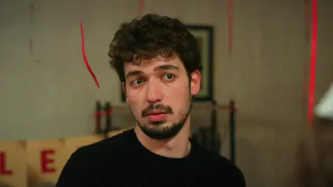 Uras se cuela en la mansión de Bahar para reconquistar a Seren y termina humillado Uras se cuela en la mansión de Bahar para reconquistar a Seren y termina humillado