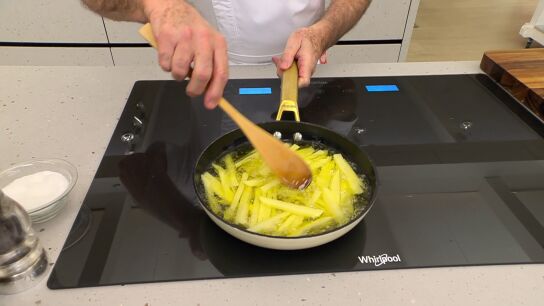 Introduce las patatas en la sart&eacute;n y fr&iacute;elas
