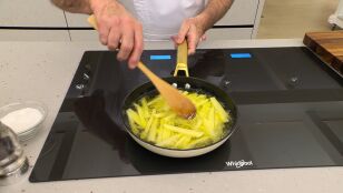 Introduce las patatas en la sart&eacute;n y fr&iacute;elas